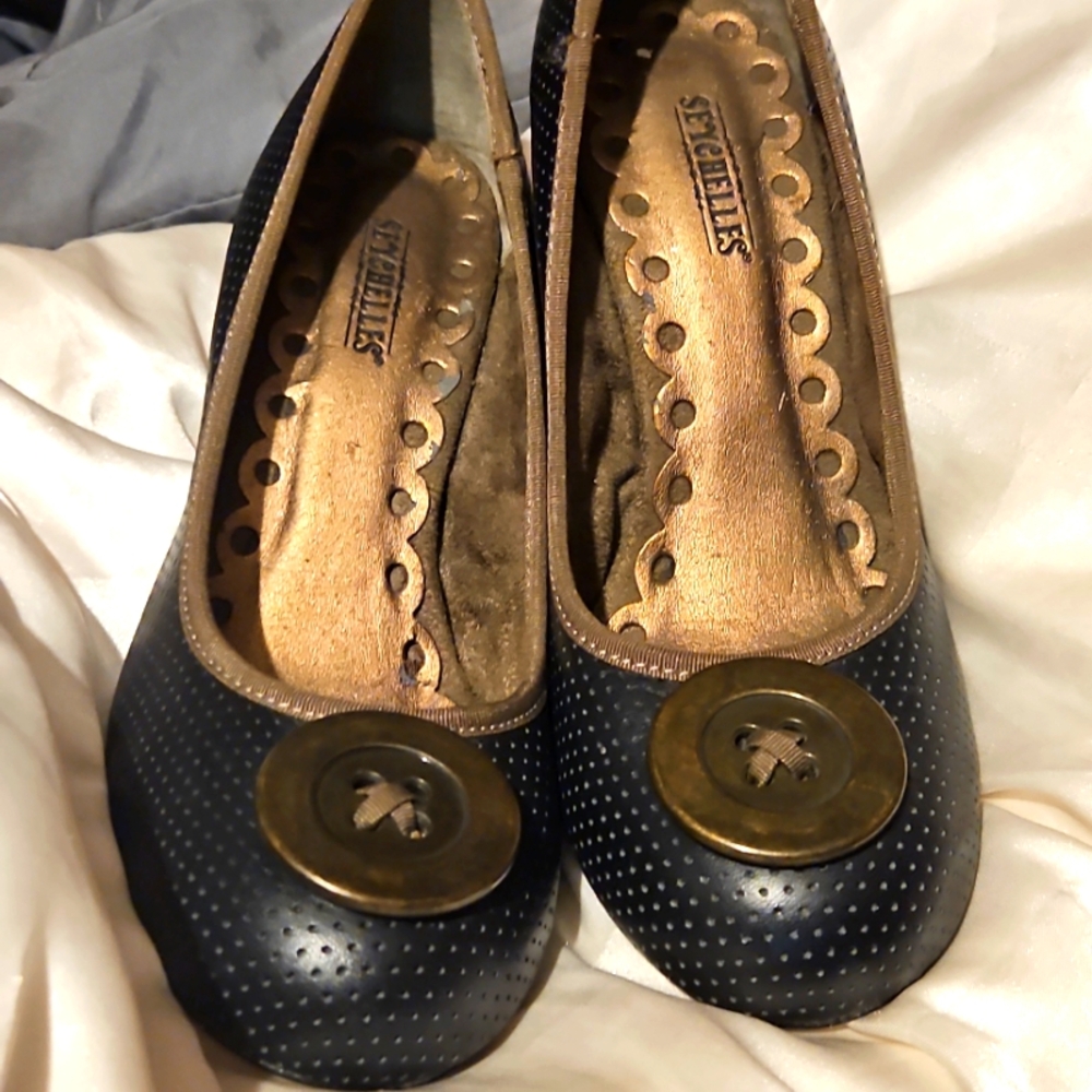 Vintage Seychelles Button Toe Perforated Leather Kitten Pumps size 7